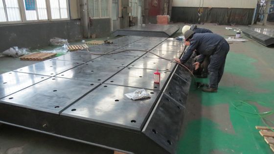 لوحة حاجز UHMWPE لوحة مضادة للتصادم مادة HDPE مقاومة للتآكل 1690 × 1760 مم المزود